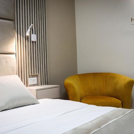 Hotel Holiday Podgorica Ngoại thất bức ảnh