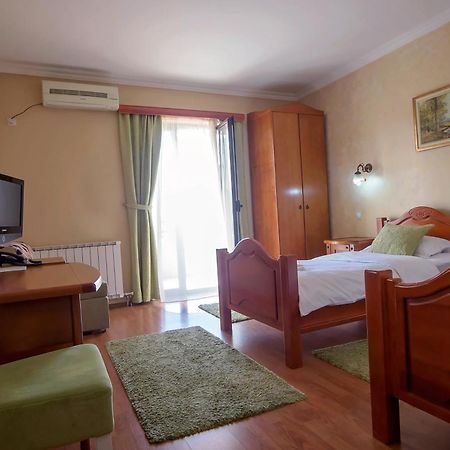 Hotel Holiday Podgorica Ngoại thất bức ảnh