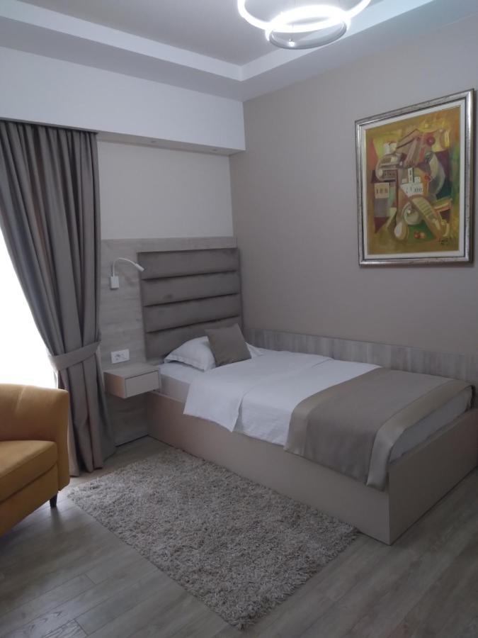 Hotel Holiday Podgorica Ngoại thất bức ảnh