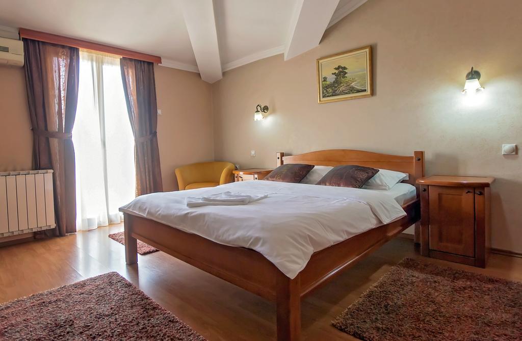 Hotel Holiday Podgorica Ngoại thất bức ảnh