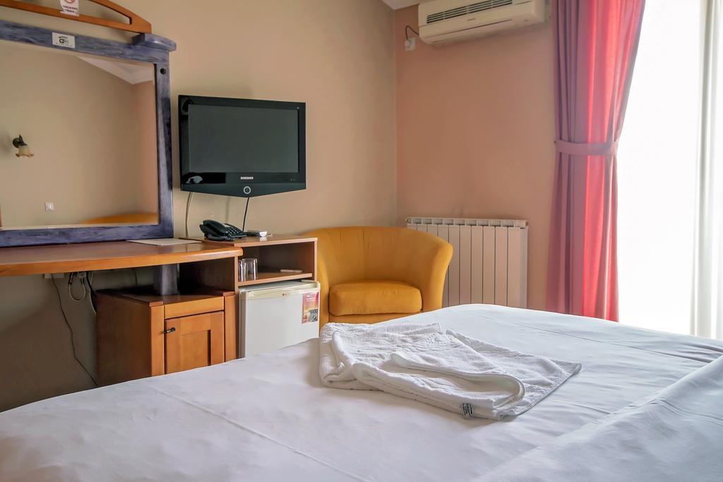 Hotel Holiday Podgorica Ngoại thất bức ảnh