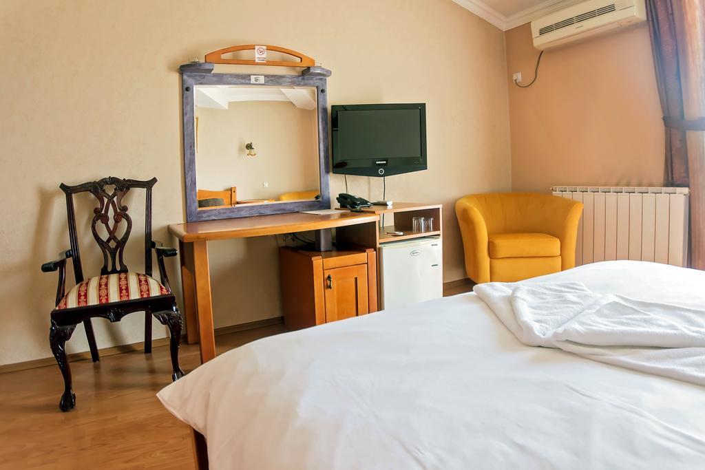 Hotel Holiday Podgorica Ngoại thất bức ảnh