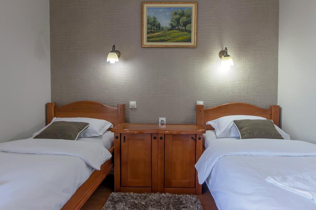 Hotel Holiday Podgorica Ngoại thất bức ảnh