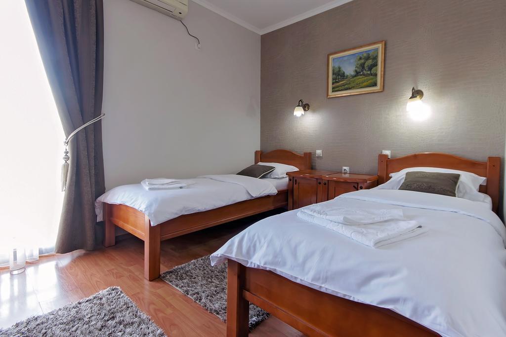 Hotel Holiday Podgorica Ngoại thất bức ảnh