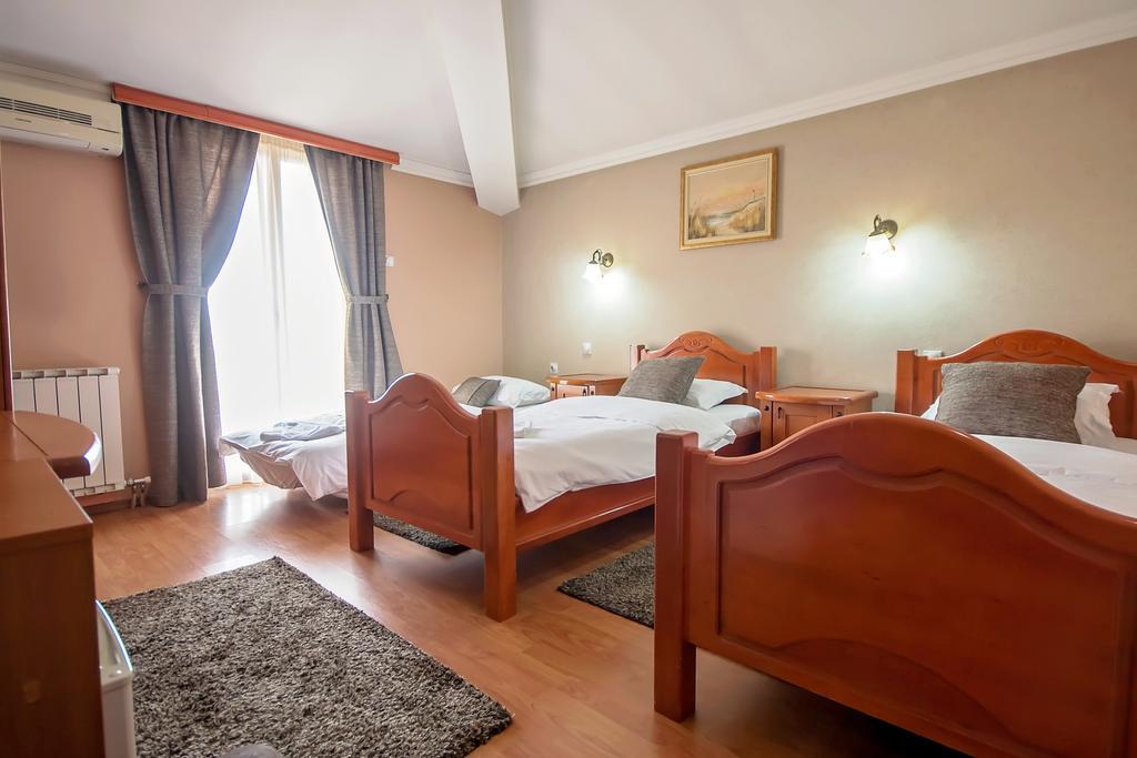 Hotel Holiday Podgorica Ngoại thất bức ảnh