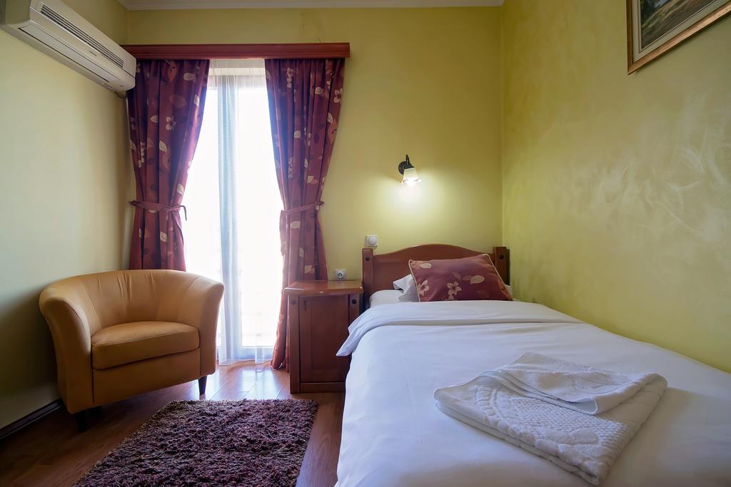 Hotel Holiday Podgorica Ngoại thất bức ảnh