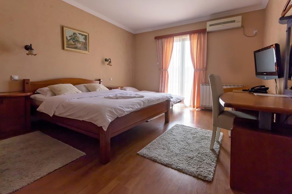 Hotel Holiday Podgorica Ngoại thất bức ảnh