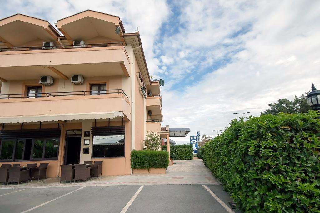 Hotel Holiday Podgorica Ngoại thất bức ảnh