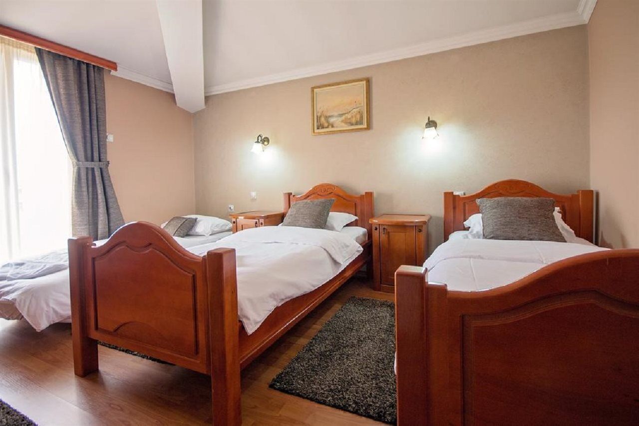 Hotel Holiday Podgorica Ngoại thất bức ảnh